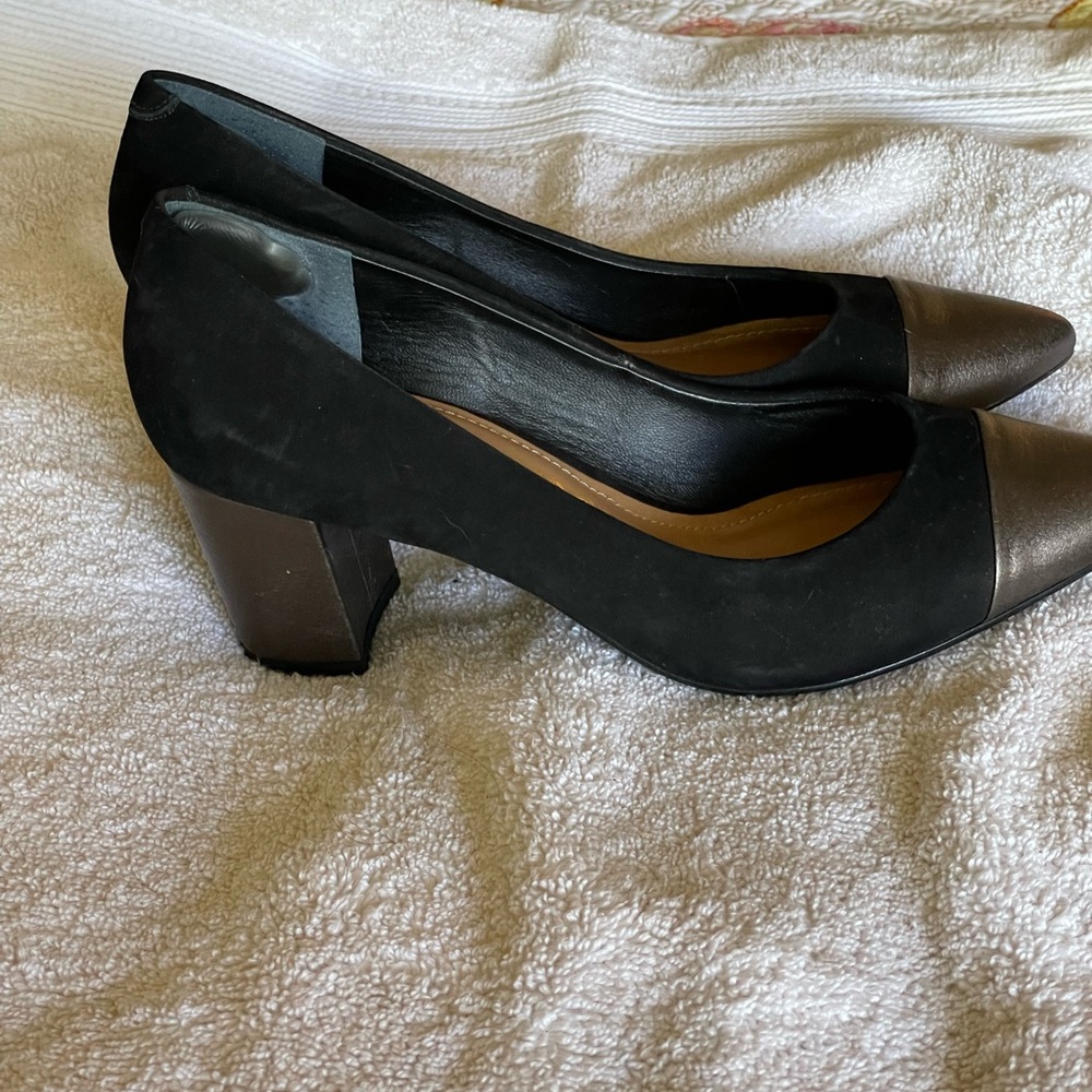 Beautiful black with pewter accents suede shoes size 37  capelli rossi